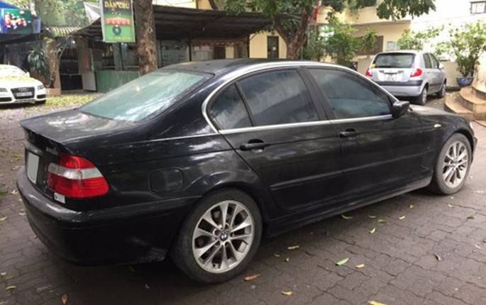 &quot;Soi&quot; xe sang Mercedes va BMW gia chi 300 trieu tai VN-Hinh-8